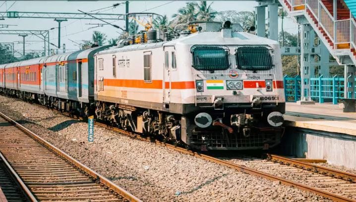 रेल्वे तिकिटावर असलेल्या छिद्रांना स्प्रोकेट होल असे म्हणतात. या स्प्रोकेटच्या मदतीने प्रिटिंग मशीनमध्ये तिकीट दोन्ही बाजूंनी समान पद्धतीने वर जाते आणि प्रिटिंग योग्य पद्धतीने होते. परिणामी प्रत्येक तिकीट एकसारखे वाटायचे. प्रिंट केलेली अक्षरे वाकडी किंवा तिरपी चापून येत नसत. 