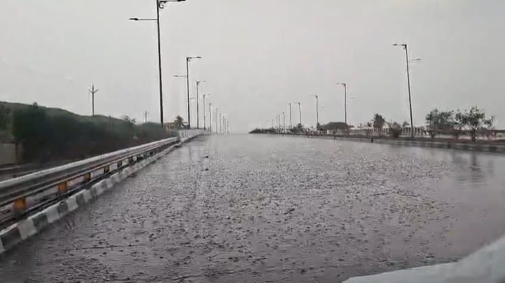 राज्यात अनेक भागात वादळी वाऱ्यासह जोरदार अवकाळी पावसाने झोडपले, पिकांचे मोठे नुकसान राज्यात अनेक भागात वादळी वाऱ्यासह जोरदार अवकाळी पावसाने झोडपले, पिकांचे मोठे नुकसान