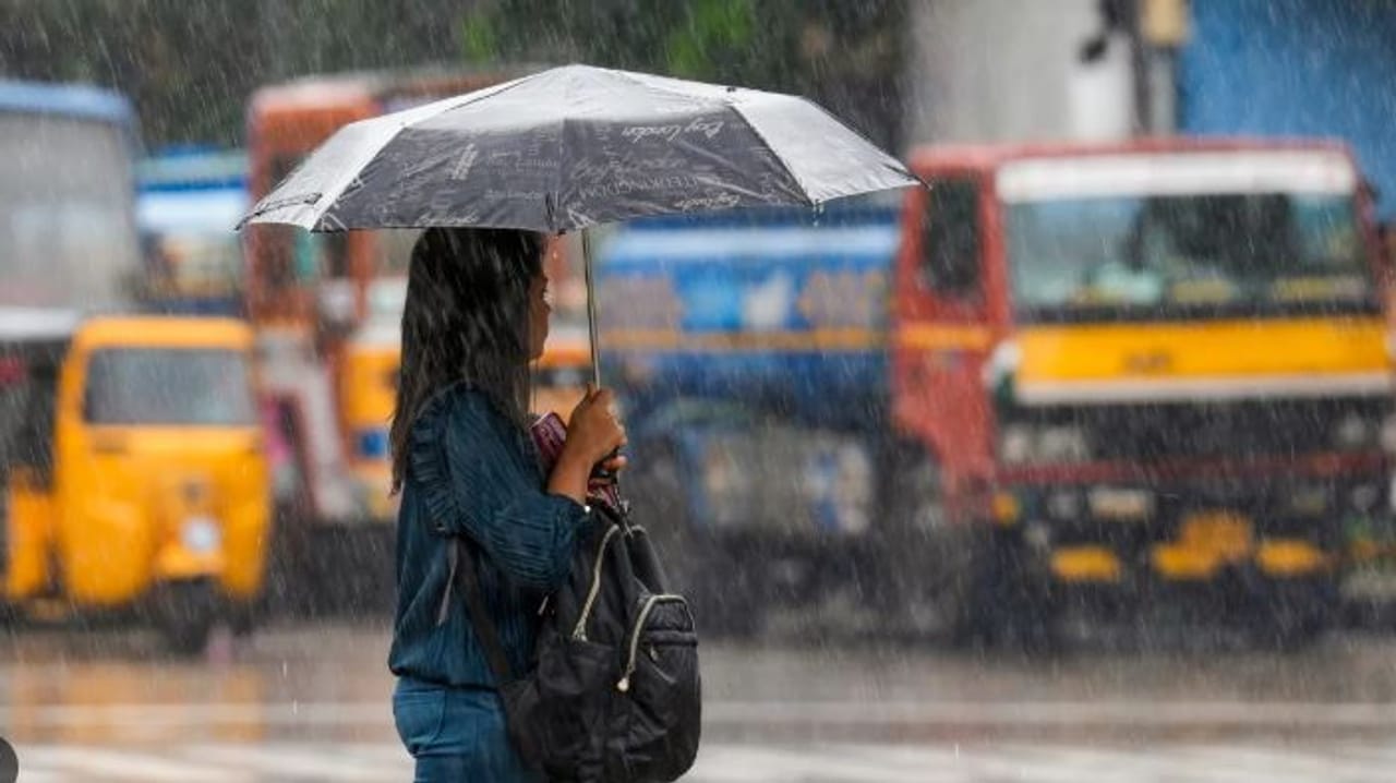 राज्यात काही दिवसांपूर्वी कडाक्याच्या उन्हामुळे लोक त्रस्त झाले होते. परंतु आता मात्र हवामानात बदल झाला आहे. वातावरणात गारवा जाणवत असून अनेक ठिकाणी अवकाळी पाऊसही पडला आहे.