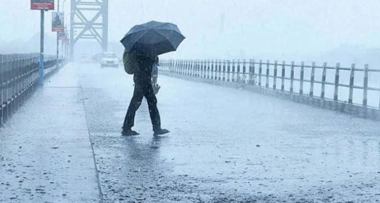 पुण्यातील आंबेगाव तालुक्यात डिभे धरण क्षेत्राच्या परिसरात अवकाळी पाऊस पडला आहे. या पावसामुळे वातावरण अल्हाददायक झाल्याने नागरिकांमध्ये समाधान व्यक्त केले जात आहे. परंतु मोठा पाऊस झाल्यास शेतीपिकाचे प्रचंड नुकसान होण्याची शक्यता त्यामुळे शेतकऱ्यांची चिंता वाढली आहे.