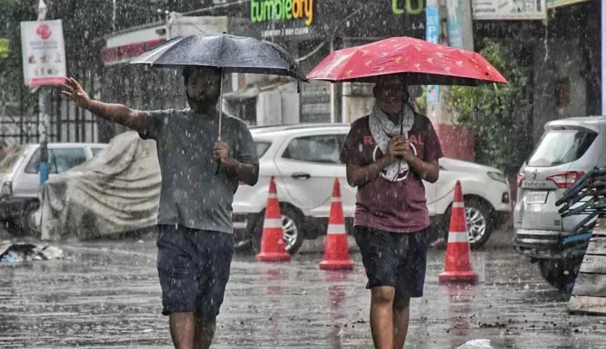  दुसरीकडे अरबी समुद्रात कमी दाबाचा पट्टा निर्माण झाल्याने नाशिक जिल्ह्यात वातावरण बदलले आहे. लासलगाव, निफाड, पिंपळगाव बसवंत, येवला, चांदवडसह जिल्ह्यात ढगाळ वातावरणाची निर्मिती झाली आहे. अवकाळी पाऊस येण्याची शक्यता वाढली आहे.