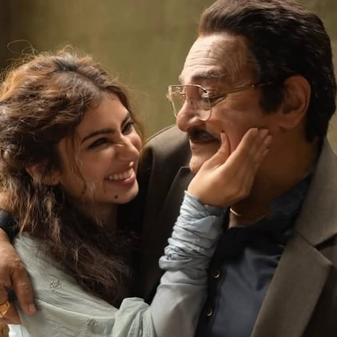 आदित्य धर दिग्दर्शित 'धुरंधर' आणि 'धुरंधर : द रिव्हेंज' या चित्रपटांमधील अनेक भूमिका प्रेक्षकांच्या पसंतीस उतरल्या आहेत. 20 वर्षांच्या सारा अर्जुनने यामध्ये जमील जमालीची मुलगी यलीना जमालीची भूमिका साकारली आहे. या चित्रपटानंतर तिचा मोठा चाहतावर्ग निर्माण झाला आहे. 
