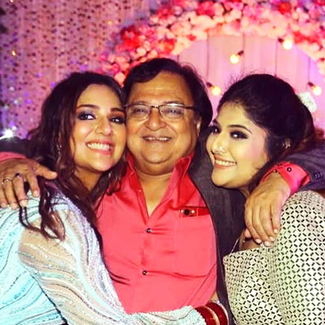 पण तुम्हाला हे माहित आहे का, रियल लाइफमध्ये राकेश बेदी दोन मुलींचे पिता आहेत रितिका आणि रिद्धिमा. त्यांची मोठी मुलगी  रिद्धिमा विवाहित आहे आणि बिनधास्त आयुष्य जगतेय. 