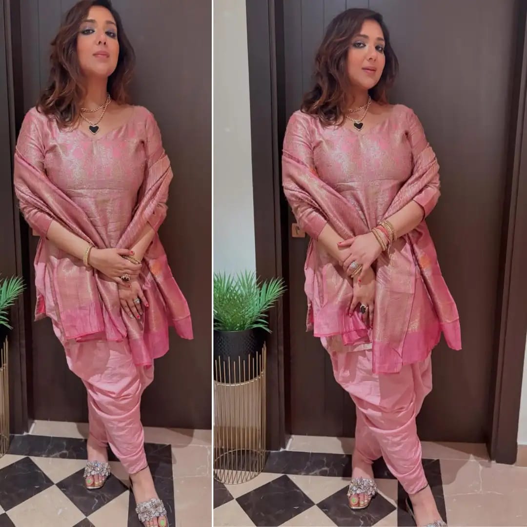 रिद्धिमा बेदी तिच्या डिझायनर कपड्यांसाठी ओळखली जाते. या लूकमध्ये तिने गुलाबी रंगाचा बनारसी सूट घातला आहे. धोती पँटसोबत घातलेला दुपट्टा आणि अनेक पदरी साखळी असलेला स्टेटमेंट नेकलेस अप्रतिम दिसतोय.