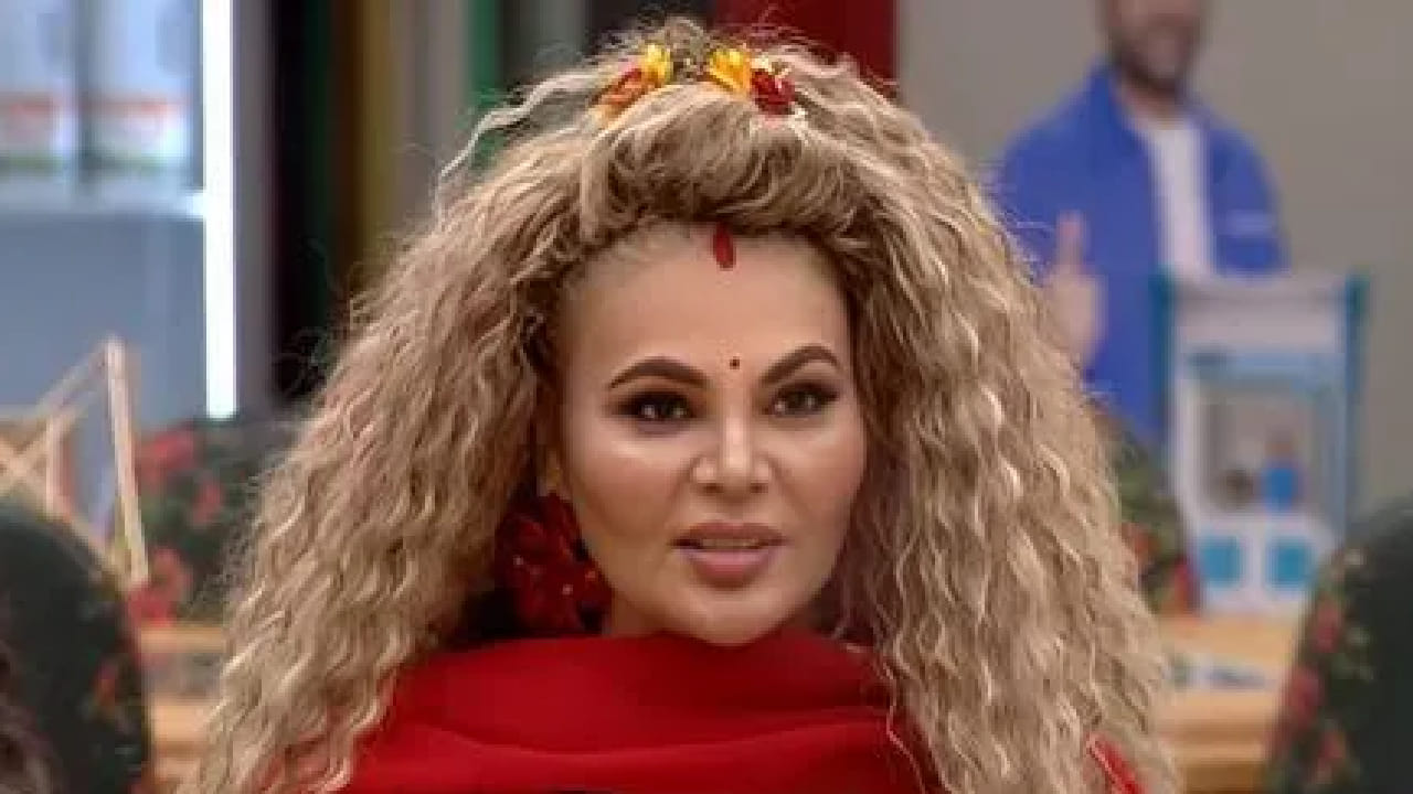 राकेशच्या या वक्तव्यामुळे राखी आणखी भावूक होते. म्हणजे आपण फक्त मित्रच राहणार? असा प्रश्न ती विचारते. त्यावर राकेश मला कोणालाही दुखवायचे नाही असे म्हणत तेथून निघून जातो.