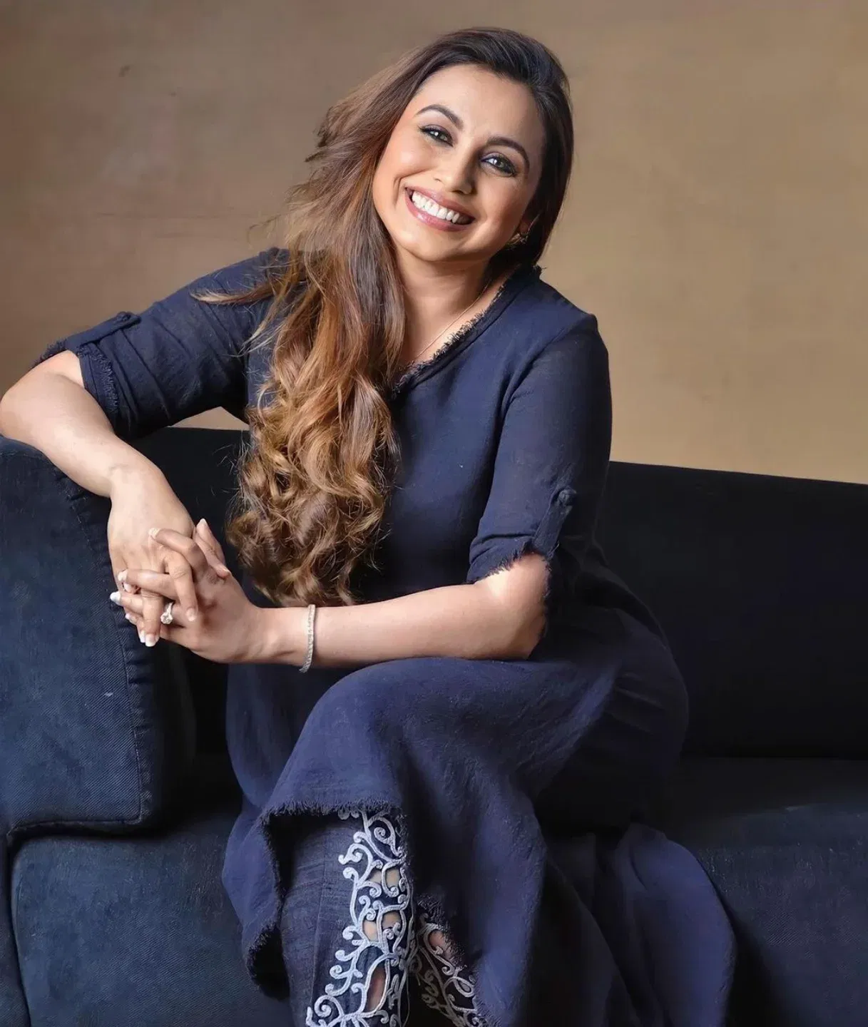 आम्ही बोलतोय राणी मुखर्जीबद्दल. फक्त सुपरहिट चित्रपटांशीच राणीचा संबंध आला नाही. अनेक चर्चा तिच्या नावासोबत जोडल्या गेल्या. गोविंदा आणि अभिषेक बच्चन सोबत तिचं अफेअर असल्याच्या चर्चा रंगल्या. 