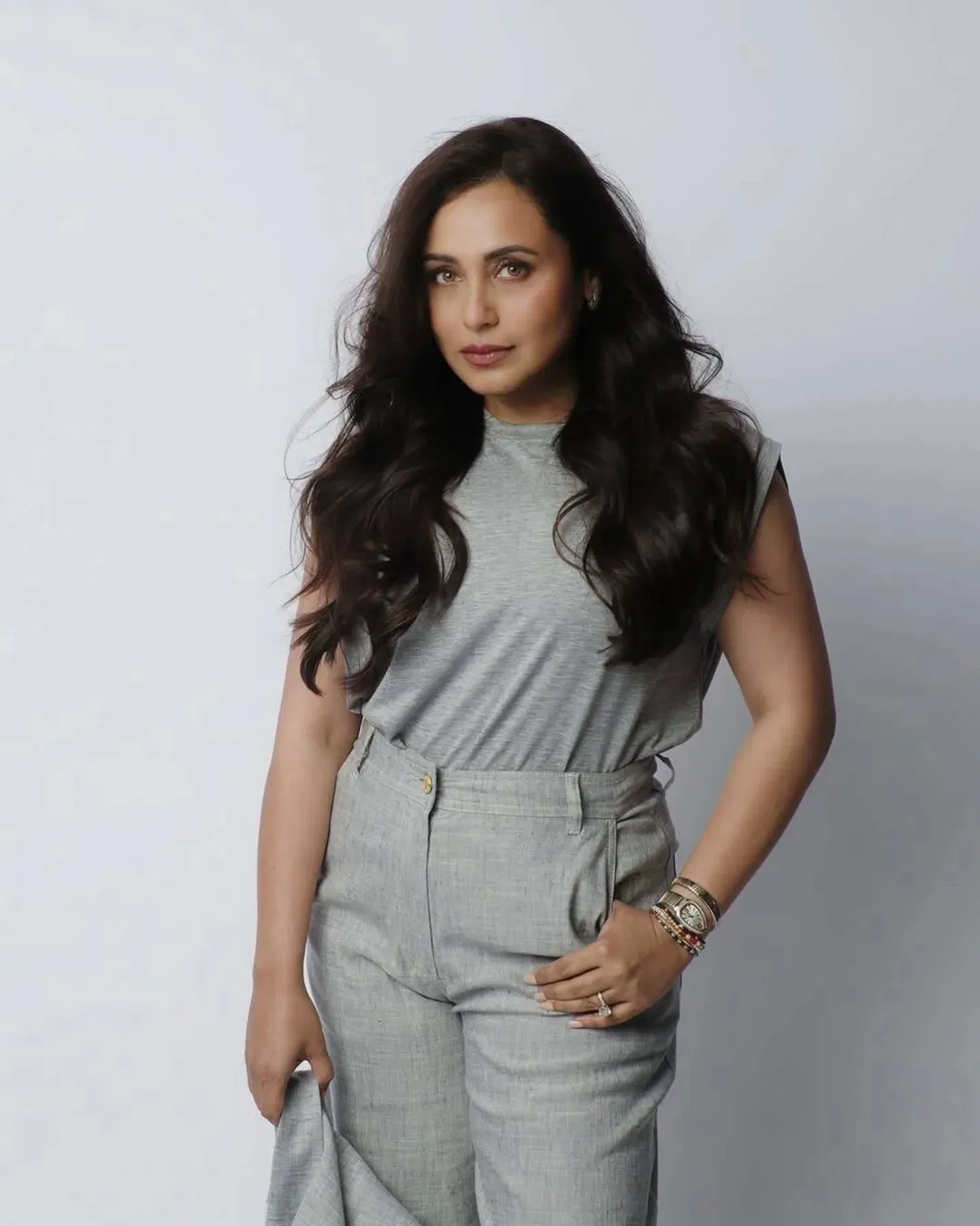 राणी मुखर्जीचा जन्म 21 मार्च 1978 रोजी मुंबईत एका फिल्मी कुटुंबात झाला. वडिल राम मुखर्जी डायरेक्टर आणि कृष्णा मुखर्जी प्लेबॅक सिंगर होती. काजोल आणि अयान मुखर्जी हे सुद्धा राणीच्या कुटुंबाशी संबंधित आहेत. 