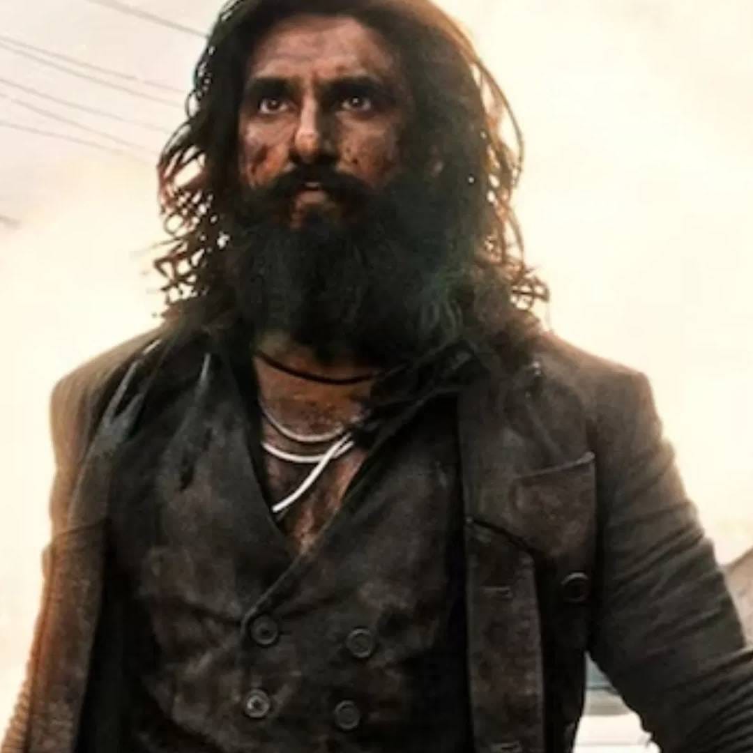 रणवीर सिंहच्या धुरंधर 2 चित्रपटाची सध्या सगळीकडे चर्चा आहे. रिपोर्ट्सनुसार चित्रपटाने ओपनिंग डे च्या दिवशीच 250 कोटीचं कलेक्शन करुन इतिहास रचला आहे. या चित्रपटात रणवीर सिंहच्या अभिनयाचं जितकं कौतुक होतय. तितकच तारक मेहता का उल्टा चश्मा या शो मध्ये काम करणाऱ्या एका कलाकाराचं कौतुक होतय.