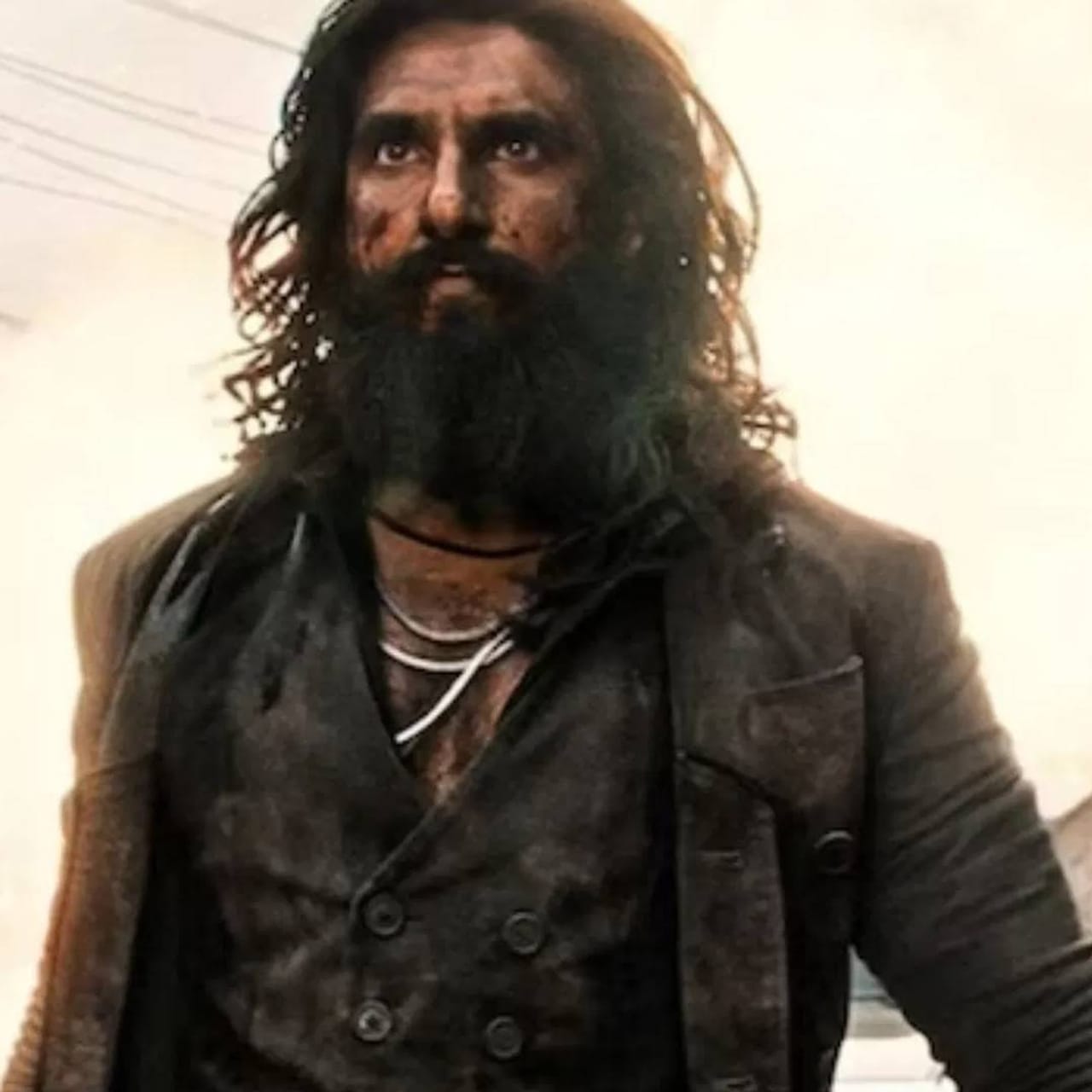 रणवीर सिंहच्या धुरंधर 2 चित्रपटाची सध्या सगळीकडे चर्चा आहे. रिपोर्ट्सनुसार चित्रपटाने ओपनिंग डे च्या दिवशीच 250 कोटीचं कलेक्शन करुन इतिहास रचला आहे. या चित्रपटात रणवीर सिंहच्या अभिनयाचं जितकं कौतुक होतय. तितकच तारक मेहता का उल्टा चश्मा या शो मध्ये काम करणाऱ्या एका कलाकाराचं कौतुक होतय. 