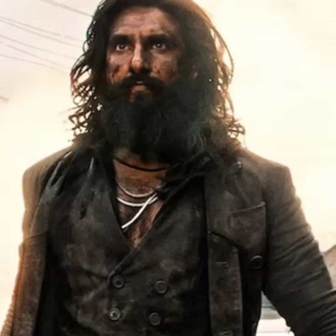 रणवीर सिंहच्या धुरंधर 2 चित्रपटाची सध्या सगळीकडे चर्चा आहे. रिपोर्ट्सनुसार चित्रपटाने ओपनिंग डे च्या दिवशीच 250 कोटीचं कलेक्शन करुन इतिहास रचला आहे. या चित्रपटात रणवीर सिंहच्या अभिनयाचं जितकं कौतुक होतय. तितकच तारक मेहता का उल्टा चश्मा या शो मध्ये काम करणाऱ्या एका कलाकाराचं कौतुक होतय.