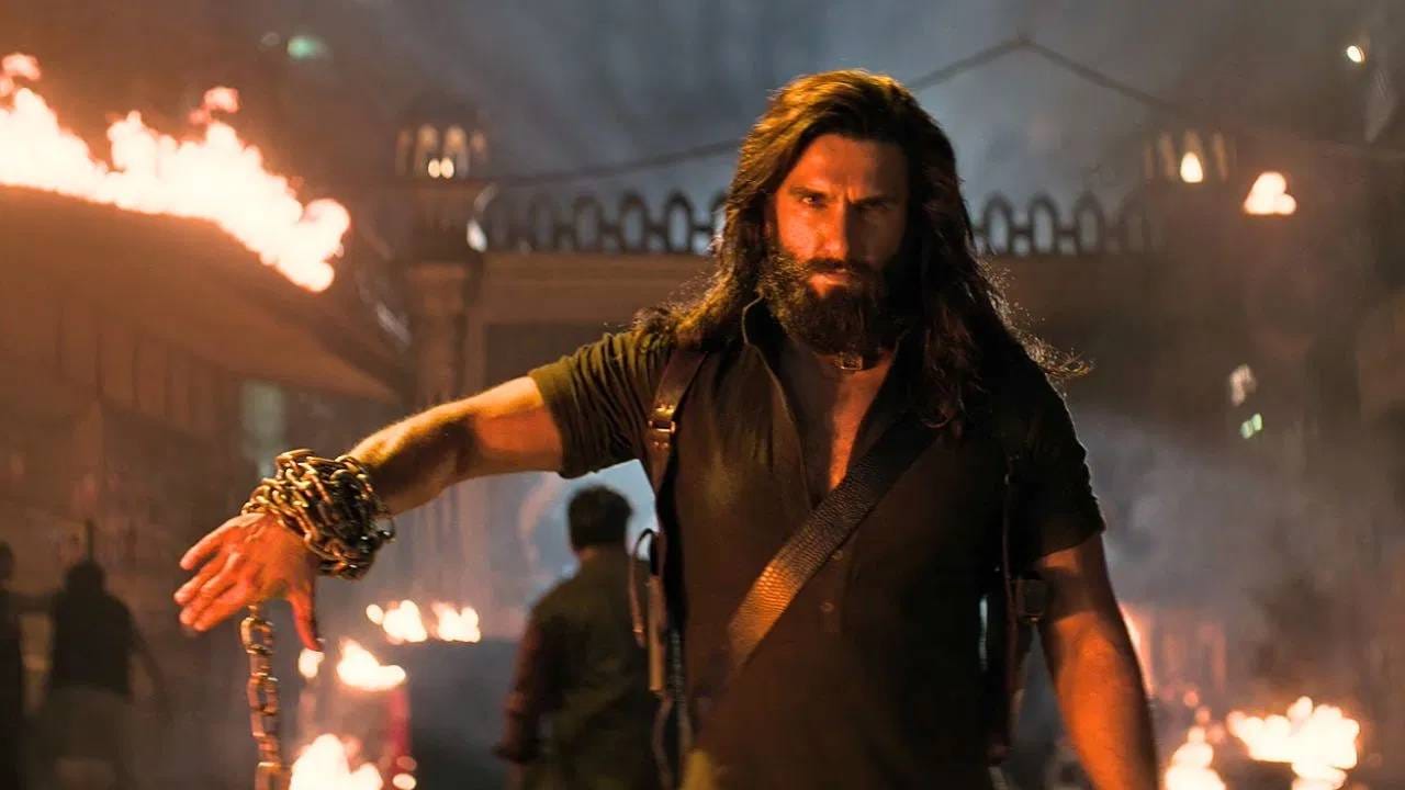  चित्रपट थिएटरमध्ये कसा परफॉर्म करतोय त्या आधारावर सुद्धा OTT रिलीजला उशीर होतो. पहिला चित्रपट 5 डिसेंबर 2025 रोजी थिएटरमध्ये रिलीज झालेला. पण फिल्म ओटीटी प्लेटफॉर्म नेटफ्लिक्सवर (Netflix) 30 जानेवारी 2026 ला आली. हा चित्रपट 8 आठवड्यानंतर थिएटर्समध्ये आलेला. 