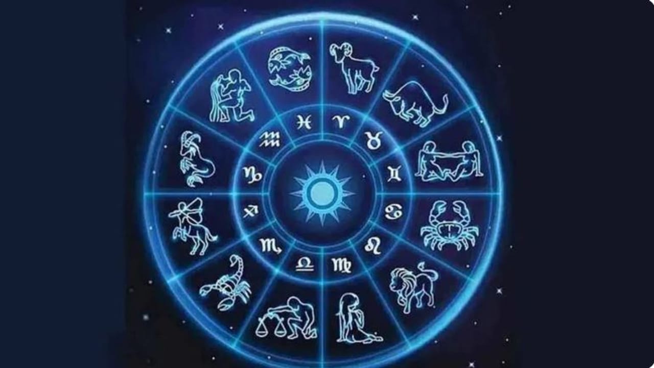 मार्च महिना संपत आला आहे. पुढच्या काही दिवसांत एप्रिल महिन्याला सुरुवात होईल. एप्रिल महिना अनेक राशींसाठी खूप महत्त्वाचा असणार आहे. काही राशींच्या नशिबात मोठा धनलाभ होण्याची शक्यता आहे. तर काही राशींना सावध राहावे लागणार आहे. 