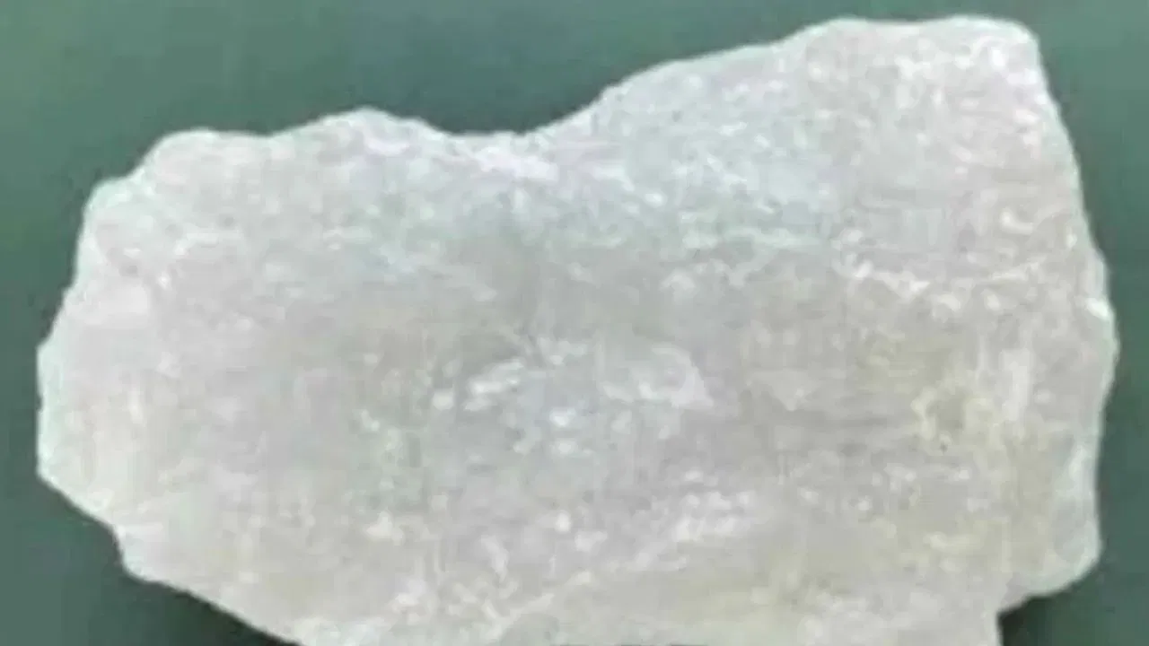 स्प्रेचा वापर: तुरटी पाण्यात विरघळवून त्याचा स्प्रे तयार करावा. हा स्प्रे उंदरांच्या येण्याजाण्याच्या ठिकाणी नियमितपणे मारल्यास फायदा होतो. मात्र तुरटीचा वापर करताना ती डोळ्यांत किंवा त्वचेवर जाणार नाही याची काळजी घ्यावी.  