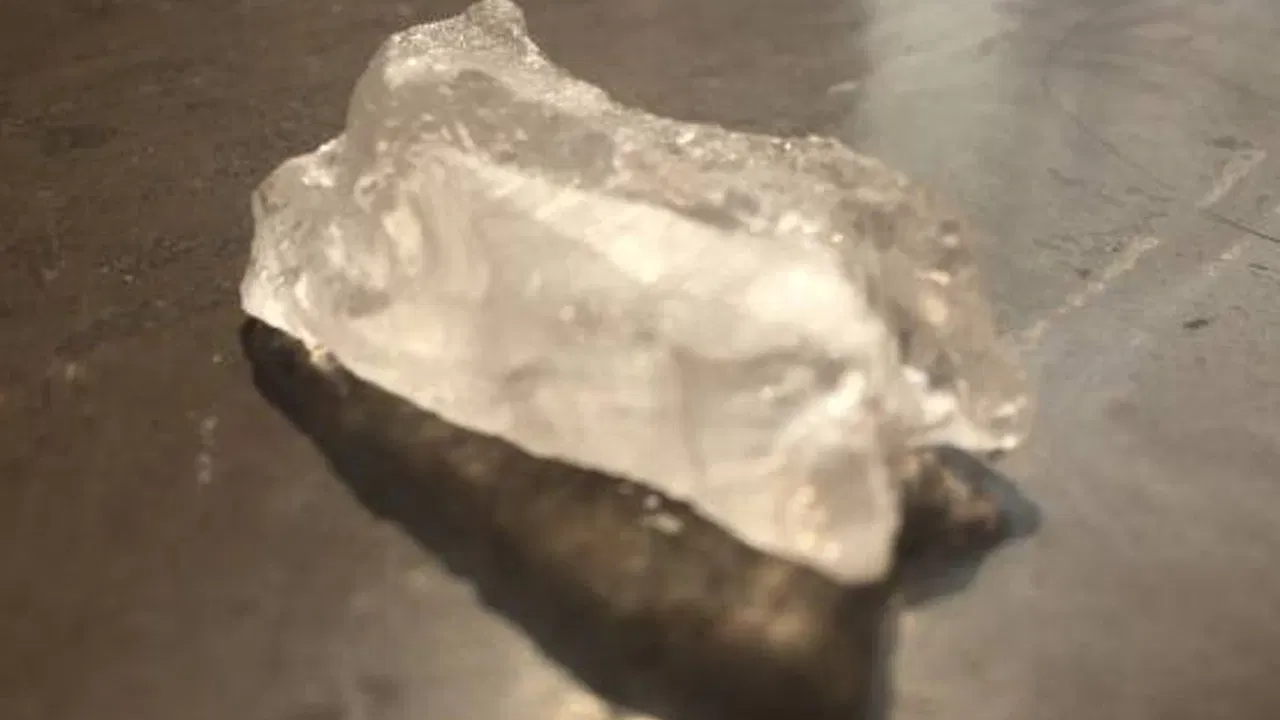 पावडरचा वापर: तुरटीची पावडर करून ती घराचे मुख्य दरवाजे, खिडक्या आणि उंदरांच्या येण्याजाण्याच्या मार्गांवर शिंपडावी. यामुळे त्यांच्या प्रवेशावर प्रतिबंध घालता येतो.