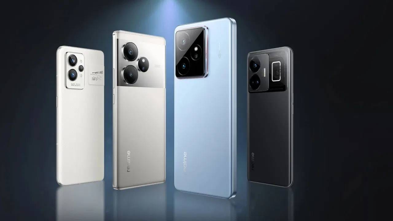 Realme GT 8 Pro Price in India : या हँडसेट मध्ये 6.79 इंच एमोलेड डिस्प्ले, 144 हर्ट्ज रिफ्रेश रेट, 7000 निट्स पीक ब्राइटनेस सपोर्ट मिळतो. 32 मेगापिक्सल सेल्फी आणि ट्रिपल रियर कॅमरा सपोर्टसह येणाऱ्या या फोनची किंमत 72999 रुपये आहे.  ही किंमत या फोनच्या 12 जीबी रॅम आणि 256 जीबी स्टोरेज वेरिएंटची आहे. (फोटो-रियलमी)