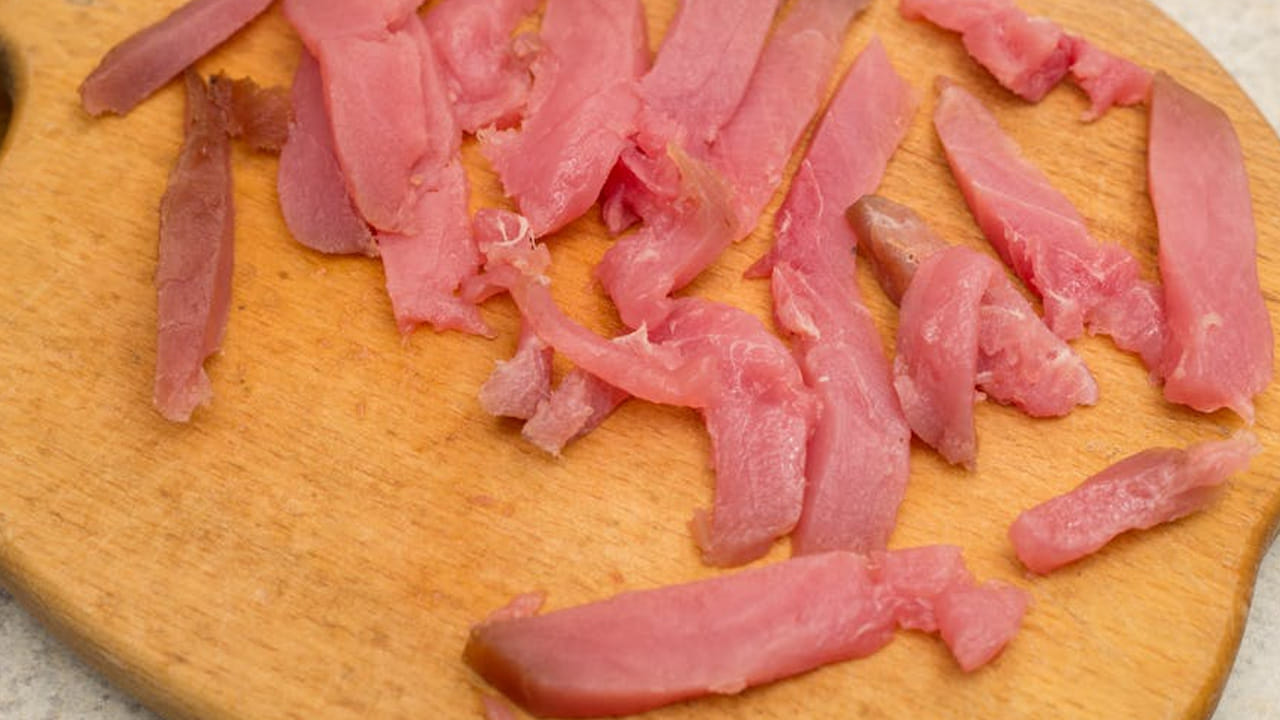 ताजे मटण ओळखण्याची सोपी पद्धत म्हणजे त्यातील चरबीचा रंग पाहणे. ताज्या मांसाची चरबी पांढरीशुभ्र असते. जर ही चरबी पिवळसर दिसत असेल, तर ते मांस साठवलेले असते. तसेच, कोवळ्या मांसाची हाडे मऊ आणि पांढरी असतात.