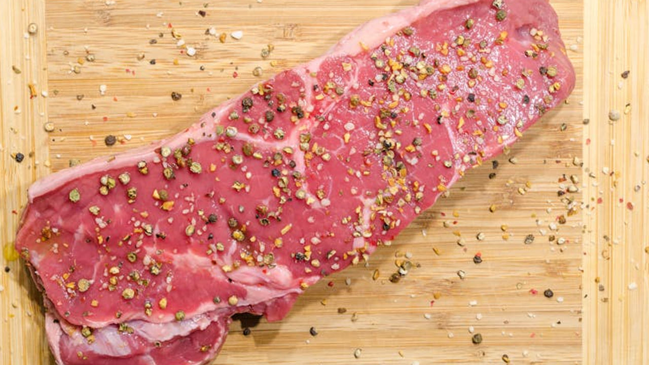 ताज्या मांसाला कोणताही विशिष्ट उग्र किंवा कुबट वास येत नाही. दुकानातून मांस घेताना किंवा ऑनलाईन ऑर्डर केल्यानंतर त्याला थोडा जरी उग्र वास येत असेल तर ते तुमच्या आरोग्यासाठी घातक ठरू शकते.