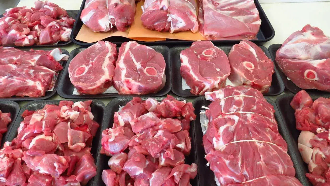 मांस हातात धरून पाहिल्यास त्याचा ताजेपणा चटकन लक्षात येतो. ताजे मांस नेहमी घट्ट आणि लवचिक असते. जर मांस हाताला चिकट किंवा निसरडे लागत असेल, तर ते बरेच दिवस साठवून ठेवलेले आहे, असे समजावे.