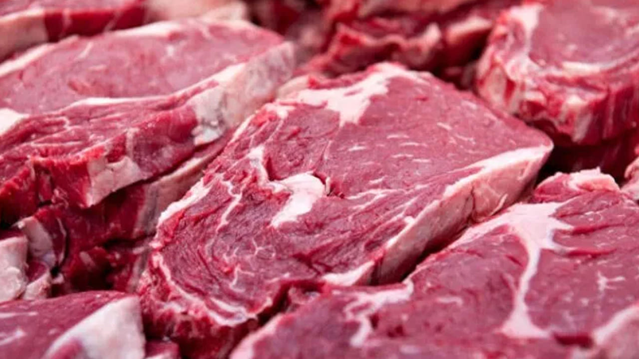 ताजे कापलेले मटण नेहमी लाल रंगाचे असते. जर मांसाचा रंग काळपट किंवा फिकट झाला असेल, तर ते शिळे असण्याची शक्यता असते. खूप जास्त गडद लाल रंगाचे मांस देखील खरेदी करणे टाळावे.