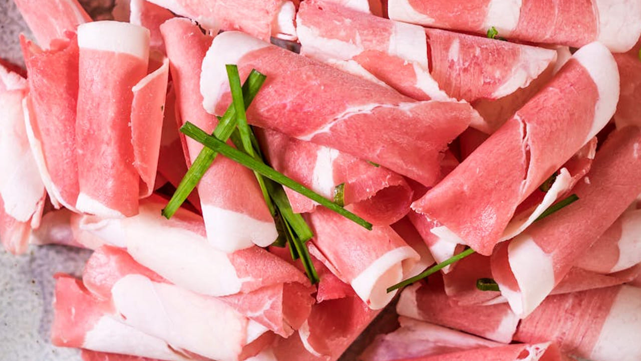 बुधवार, रविवार म्हटलं की प्रत्येक घरात मासांहाराचा बेत ठरलेला असतो. बहुतांश कुटुंब मासांहारात मटण किंवा चिकनला जास्त पसंती देतात. मटण चवीला उत्तम असण्यासोबतच आरोग्यासाठीही फायदेशीर मानले जाते. पण त्याची खरेदी करताना आपण अनेकदा गोंधळतो.