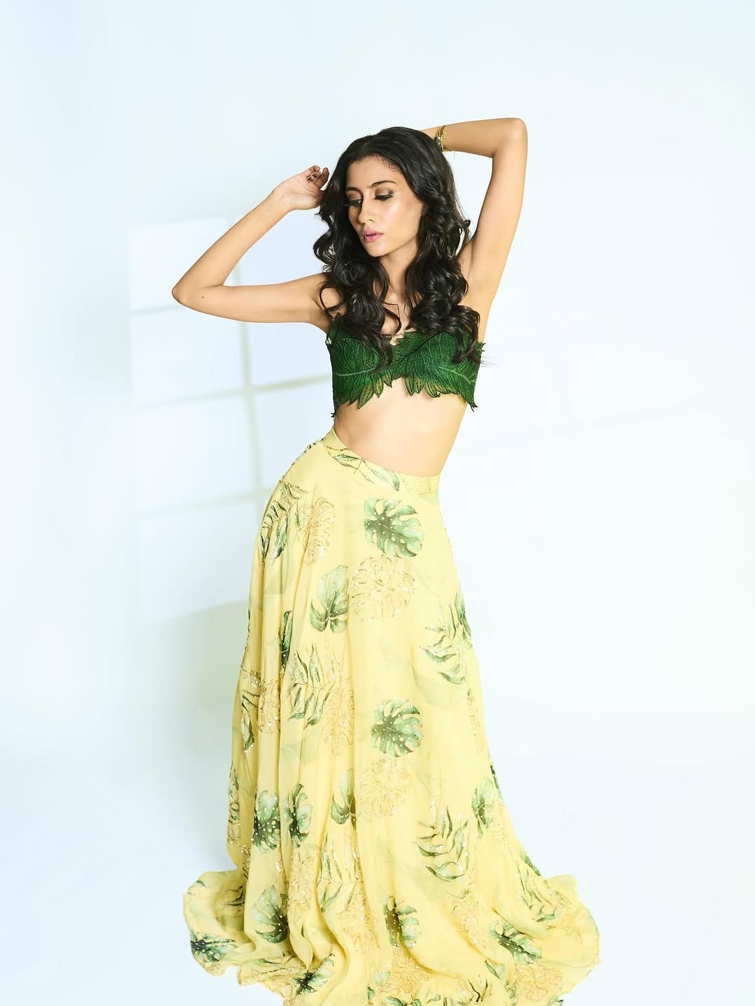 आता सुष्मिता मोठी लेक रेने सेन हिच्या मुळे चर्चेत आली आहे. रेने प्रचंड बोल्ड आणि हॉट दिसते. सध्या रेने हिचे काही फोटो सोशल मीडियावर तुफान व्हायरल होत आहेत फोटोंमध्ये सुष्मिता हिची लेक बोल्ड आणि ग्लॅमरस दिसत आहे.