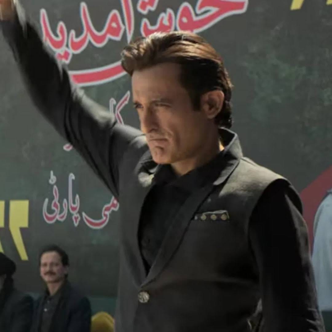 धुरंधर 2 फिल्म बद्दल बोलायचं झाल्यास या चित्रपटाच्या पहिल्या पार्टने 1300 कोटी रुपयांची कमाई केली. आता फिल्मच्या दुसऱ्या पार्टचं पहिल्याच दिवशी वर्ल्डवाइड कलेक्शन 250 कोटी रुपयांच्या घरात गेलं आहे.  चित्रपटात संजय दत्त, आर माधवन आणि अर्जुन रामपाल मुख्य रोलमध्ये आहेत.   