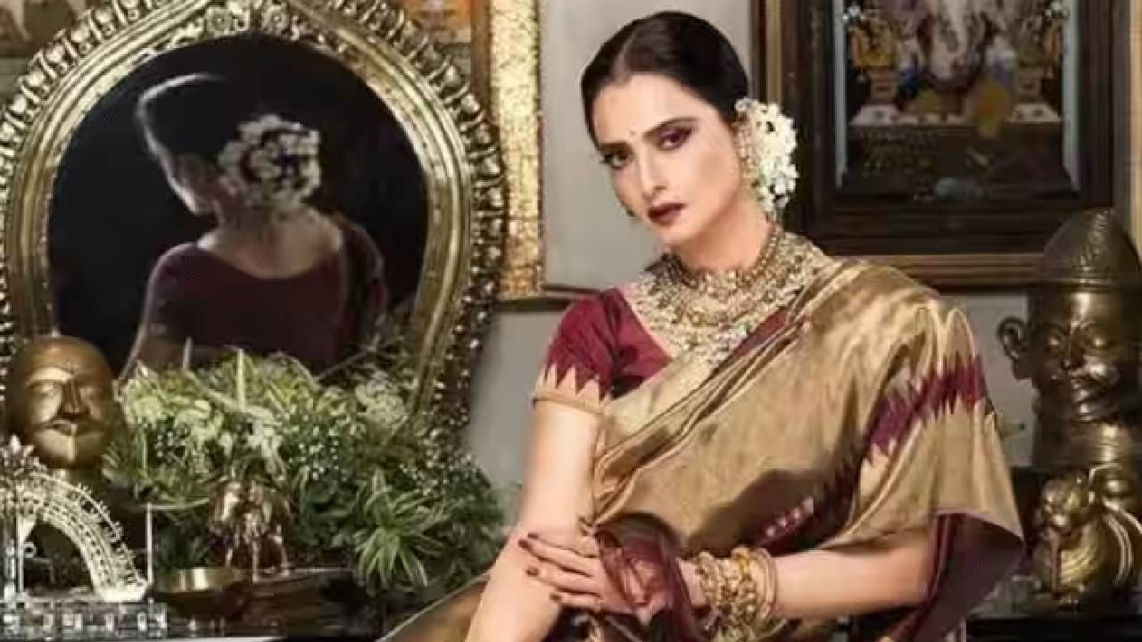 बॉलिवूडची सदाबहार अभिनेत्री रेखा यांचं आयुष्य खुल्या किताबाप्रमाणेच आहे. रेखा त्यांच्या आयुष्याबद्दल कायम मोकळेपणे बोलत आल्या आहेत आणि याच कारणामुळे त्यांच्या वैयक्तिक आयुष्याबद्दल सर्वकाही माहीत आहे, असं लोकांना वाटतं. परंतु यांच्या आयुष्यात अनेक रहस्य आहेत, ज्यांची चाहत्यांना कल्पनाही नाही. अत्यंत गजबजलेल्या मुंबई शहरात रेखा यांचा बंगला आहे. या बंगल्याच्या उंच भिंती फक्त सुरक्षेसाठीच नाही तर आत अनेक रहस्येदेखील दडलेली आहेत. 
