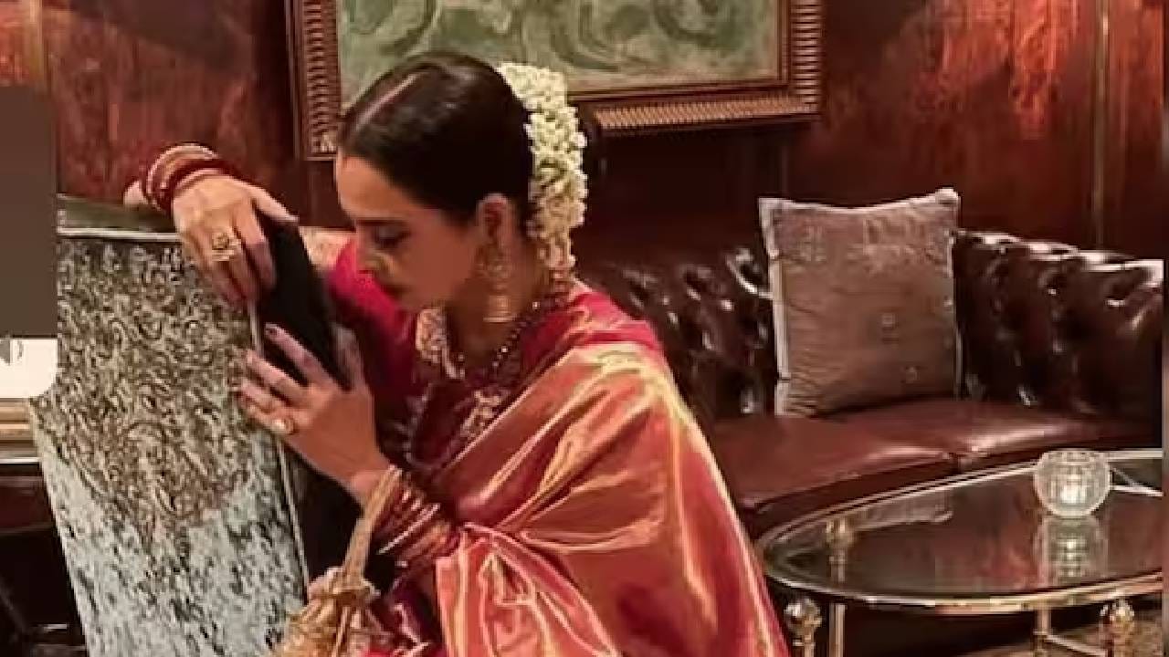 रेखा यांचा बंगला आतून प्रसिद्ध चित्रपट 'उमराव जान'च्या सेटसारखाच दिसतो, असं म्हटलं जातं. त्यांच्या घरातून समुद्राचं विहंगम दृश्य पहायला मिळतं. रेखा यांच्या बंगल्यात कोणालाच डोकावण्याची परवानगी नाही. रेखा स्वत: ज्यांना आमंत्रित करु इच्छितात, त्यांनाच आत प्रवेश करता येतो. 
