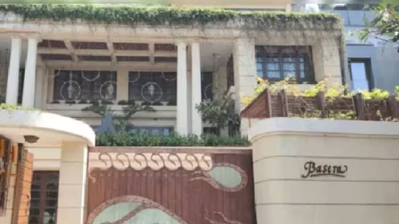 रेखा यांचा 'बसेरा' हा बंगला एखाद्या राजवाड्यापेक्षा कमी नाही. मुंबईतील सर्वांत पॉश अशा वांद्रे परिसरात हा बंगला आहे. या बंगल्याच्या चारही बाजूंना उंच भिंती बांधलेल्या आहेत, तर त्याचा गेटही अत्यंत भव्य आहे. एखाद्या चित्रपटात दाखवला जातो, तसा हा आलिशान बंगला आहे. 
