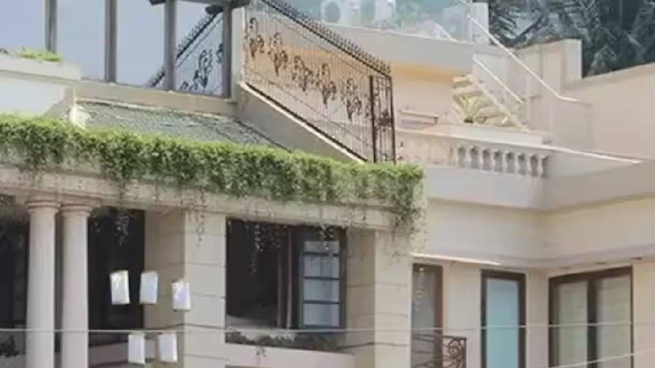 रेखा यांच्या या आलिशान बंगल्याची किंमत तब्बल 100 कोटी रुपये असल्याचं म्हटलं जातं. बॉलिवूड सेलिब्रिटींच्या घराचे फोटो आणि व्हिडीओ हल्ली सोशल मीडियावर सहज पहायला मिळत असले तरी रेखा यांचा बंगला त्यासाठी अपवाद आहे. रेखा यांचा बंगला आतून कसा दिसतो, हे फार कमी लोकांना माहीत आहे. 
