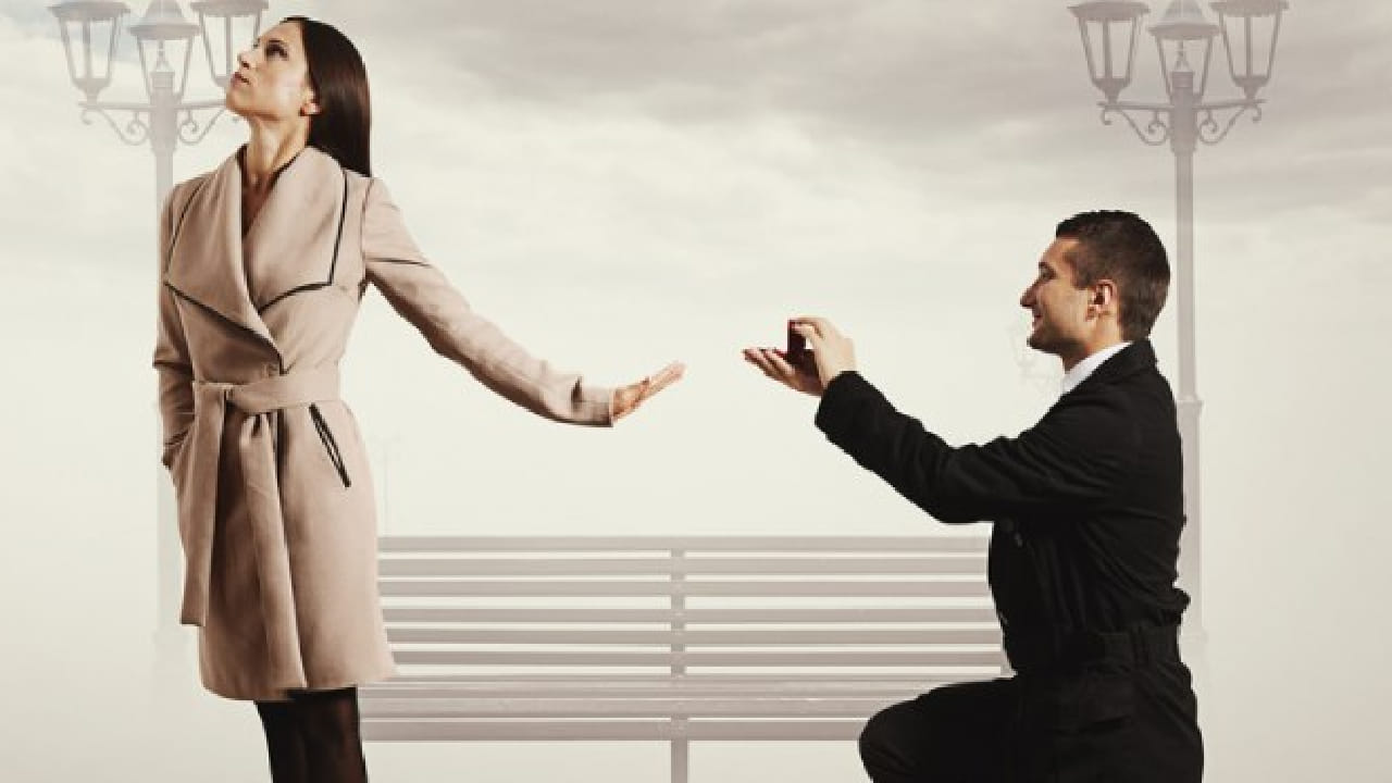 घरातील वातावरण, सततचे वाद, तणाव यांचाही नात्यांवर परिणाम होतो. तसेच मनातील भीती जसे की नातं टिकेल का, स्वातंत्र्य कमी होईल का? यामुळेही अनेकदा चांगले संबंध जुळत नाहीत.