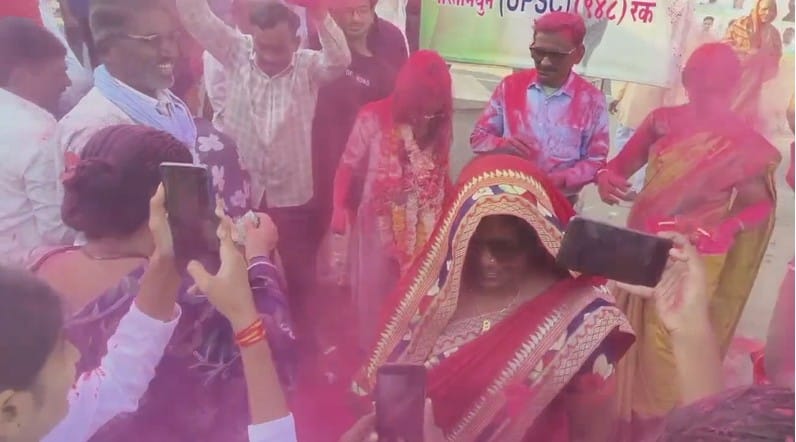 रेणुका केकन हिचे वडील दिनेश केकन हे पातूर पंचायत समिती अंतर्गत जिल्हा परिषद शाळेत शिक्षक आहेत. तर आई गृहिणी असून लहानपणापासूनच प्रशासनात जाऊन समाजासाठी काम करण्याचे स्वप्न रेणूका हिने पाहिले होते.