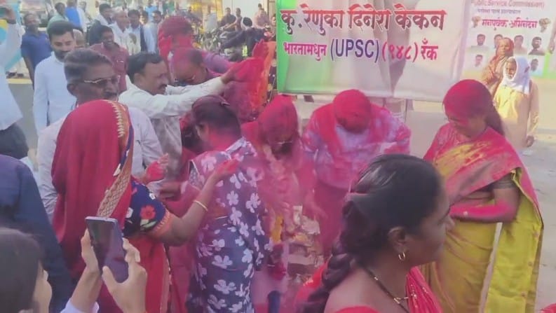 मोरणा धरणाच्या कुशीत वसलेल्या पास्टुल या छोट्याशा गावातील कू.रेणुका केकन हिने केंद्रीय लोकसेवा आयोगाच्या ( UPSC ) परीक्षेत घवघवीत यश मिळवले आहे. पातूर तालुक्यातून युपीएससी उत्तीर्ण होणारी ती पहिली विद्यार्थीनी ठरली आहे. अपंगात्वर मात करीत तिने देशात ९४८ वी रँक मिळवली आहे.