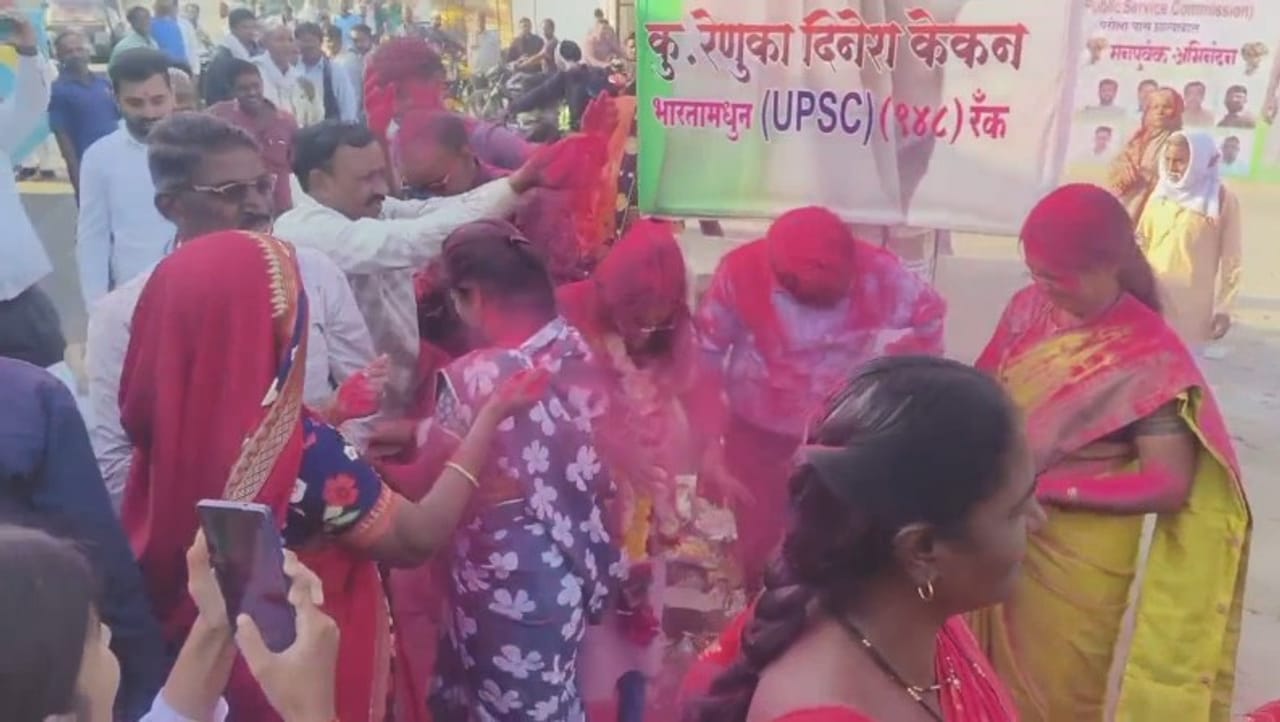 मोरणा धरणाच्या कुशीत वसलेल्या पास्टुल या छोट्याशा गावातील कू.रेणुका केकन हिने केंद्रीय लोकसेवा आयोगाच्या ( UPSC ) परीक्षेत घवघवीत यश मिळवले आहे. पातूर तालुक्यातून युपीएससी उत्तीर्ण होणारी ती पहिली विद्यार्थीनी ठरली आहे. अपंगात्वर मात करीत तिने देशात ९४८ वी रँक मिळवली आहे.