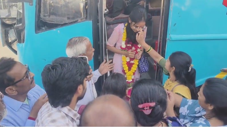 रेणुका केकन हिचे बारावीपर्यंतचे शिक्षण पातूर येथील तुळसाबाई कावल विद्यालयात पूर्ण झाले होते. बारावीत विभागातून तिने प्रथम क्रमांक मिळवला होता. त्यानंतर पुढील शिक्षणासाठी तिने पुण्यातील फर्ग्युसन कॉलेजमध्ये प्रवेश घेतला.