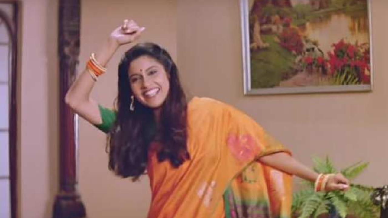 27 मार्च 1965 रोजी मुंबईत जन्मलेल्या रेणुका शहाणे या मराठी कुटुंबातून येतात. त्यांचे वडील भारतीय नौदलात अधिकारी होते. लहानपणापासूनच त्यांना कलात्मक वातावरण लाभले. मात्र त्यांचे बालपण सोपे नव्हते. त्यांच्या लहान वयातच आई-वडिलांचा घटस्फोट झाला. ज्याचा त्यांच्या आयुष्यावर परिणाम झाला.