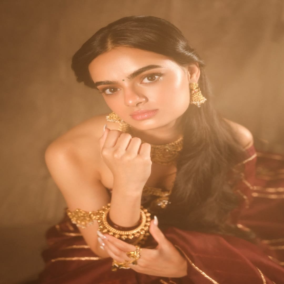 स्टार प्लस वाहिनीवरील ‘ये है मोहब्बतें’ ही मालिका खूप गाजली होती. या मालिकेतील दिव्यांका त्रिपाठी आणि करण पटेल या मुख्य कलाकारांच्या जोडीसोबत चिमुकल्या रूहीने चाहत्यांची मनं जिंकली होती. आता रुही 18 वर्षांची झाली आहे. तिचे काही फोटो चाहत्यांना अवाक् करत आहेत. 