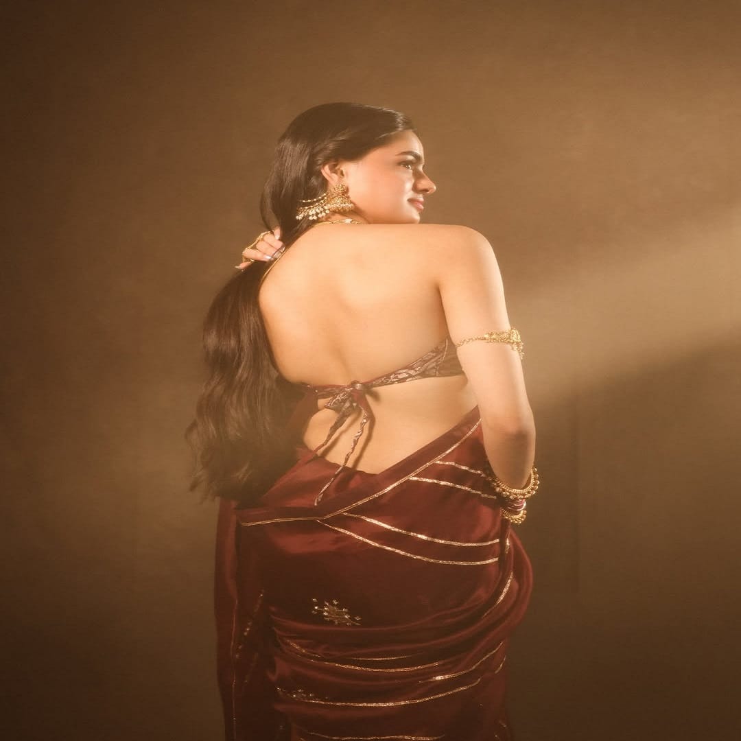 बालकलाकार म्हणून लोकप्रिय झालेली रुहानिका धवन हिचं रॉयल ट्रांसफॉर्मेशन चकित करत आहे. साडीमध्ये तिने फोटोशूट केलं आहे. रॉयल फोटो पोस्ट करत रुहानिका हिने कॅप्शनमध्ये नज़ाकत और विरासत... असं लिहिलं आहे. चाहत्यांनी देखील तिच्या लूकवर कमेंट आणि लाईक्सचा वर्षाव केला आहे. 