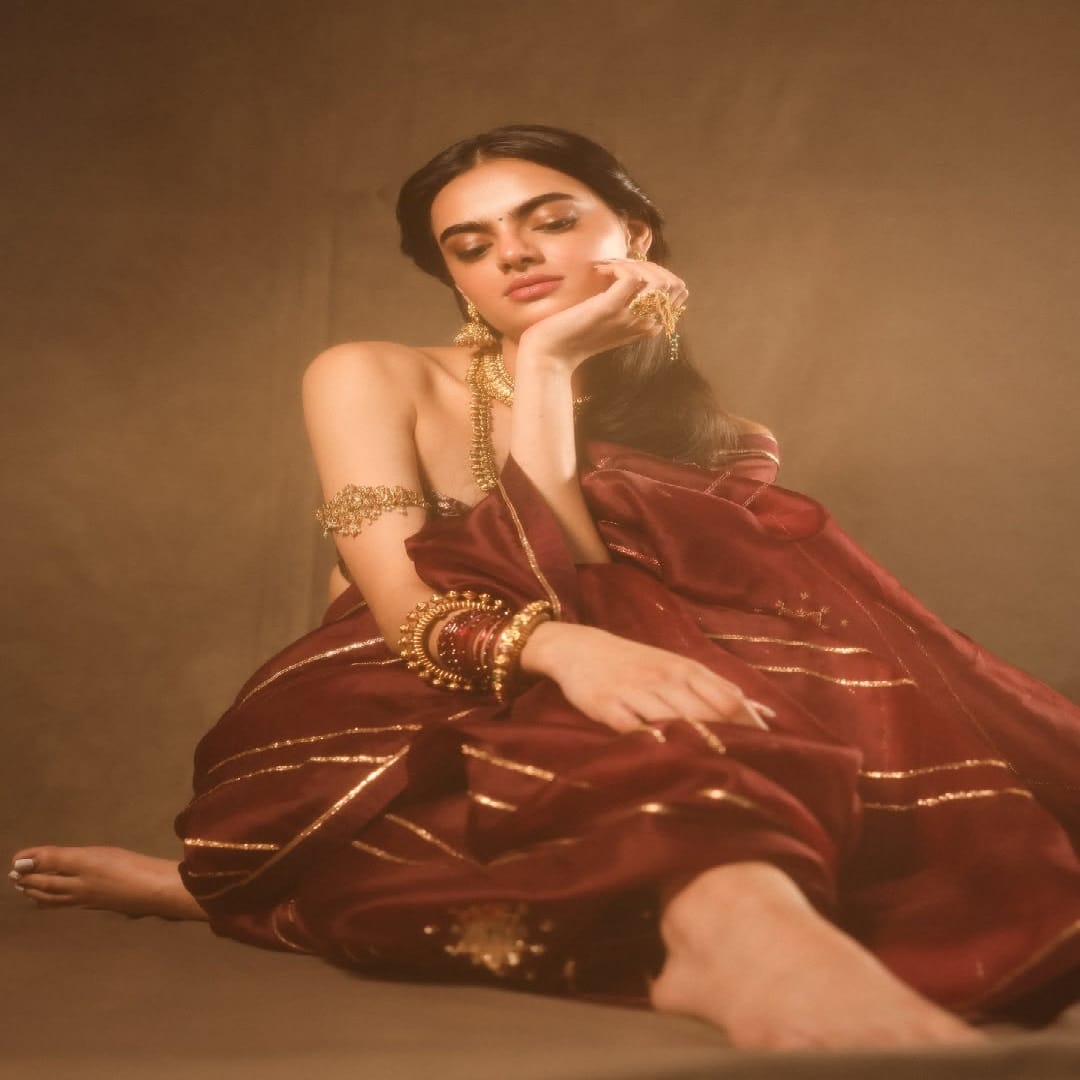 रुहानिका सोशल मीडियावर कायम सक्रिय असते. सोशल मीडियावर तिच्या चाहत्यांची संख्या देखील फार मोठी आहे. चाहत्यांच्या संपर्कात राहण्यासाठी अभिनेत्री कायम स्वतःचे फोटो आणि व्हिडीओ सोशल मीडियावर पोस्ट करत असते. चाहते देखील तिच्या प्रत्येक लूकवर लाईक्स आणि कमेंटचा वर्षाव करत असतात. 