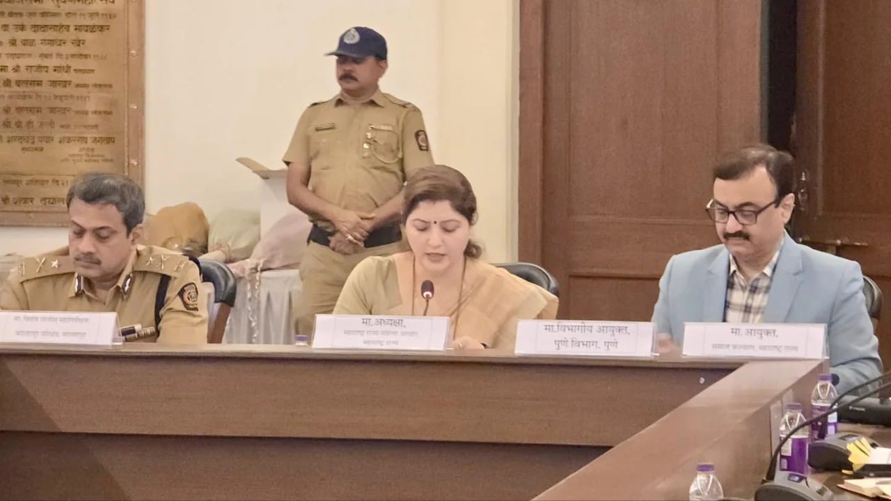 सध्या सोशल मीडियावर एक व्हिडिओ व्हायरल झाला आहे. ज्यामध्ये रुपाली चाकणकर या अशोक खरातचे पाय धुताना (पाद्यपूजन) दिसत आहेत. तसेच काही फोटोंमध्ये त्या खरातच्या डोक्यावर छत्री धरताना दिसत आहेत. खरातवर बलात्कारासारखे गंभीर आरोप झाल्याने आणि त्याच्याकडे अनेक आक्षेपार्ह व्हिडिओ सापडल्याने, चाकणकर यांनी अशा व्यक्तीचे पाय का धुतले, असा सवाल विचारला जात आहे.