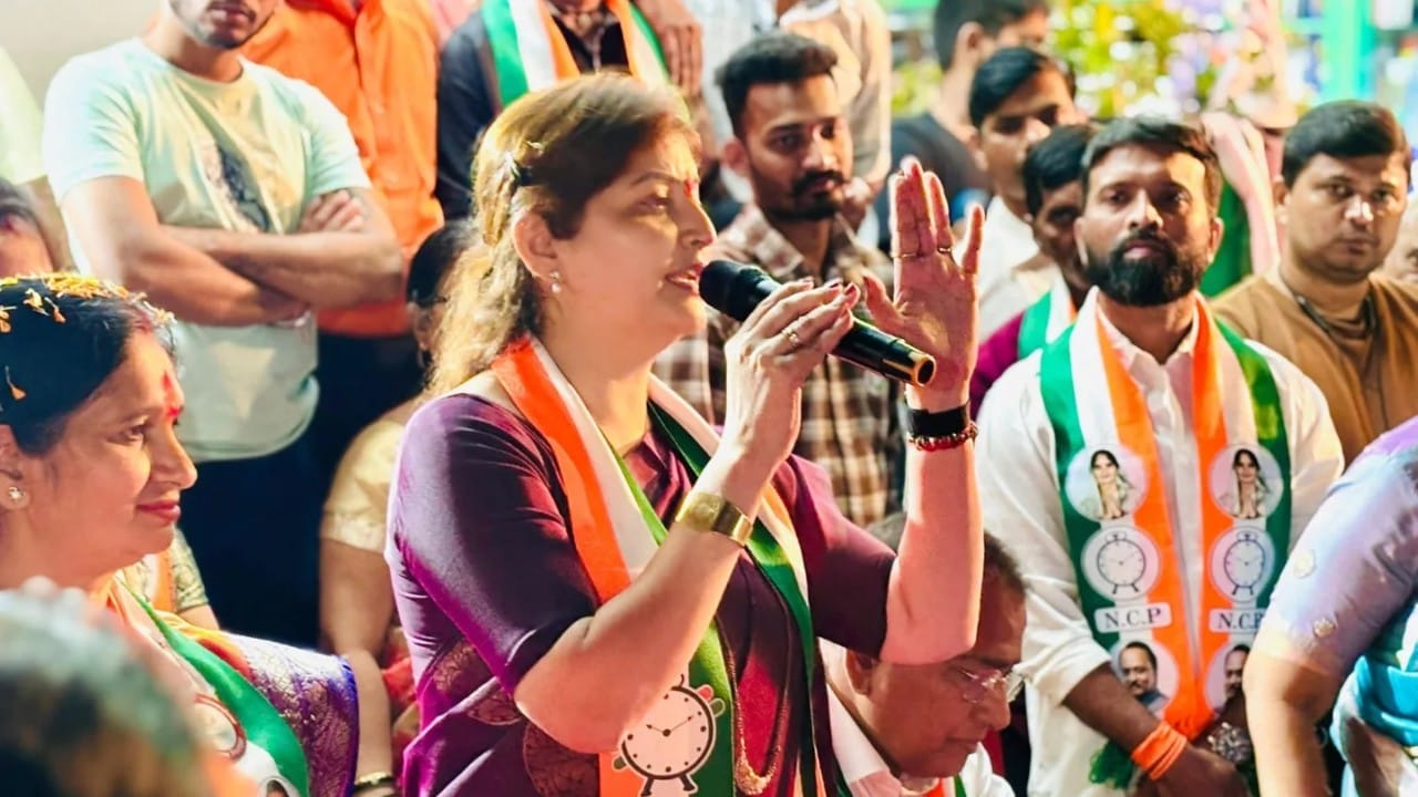 विभाजपसह अनेक संघटनांनी रुपाली चाकणकर यांच्या राजीनाम्याची मागणी केली आहे. या आरोपांवर स्पष्टीकरण देताना रुपाली चाकणकर म्हणाल्या की, "हे एक महादेव देवस्थान आहे आणि सामाजिक कामासाठी आम्ही तिथे जोडले गेलो होतो. अशोक खरात यांच्या वैयक्तिक आयुष्याबद्दल किंवा त्यांच्यावर झालेल्या आरोपांबद्दल मला काहीही माहिती नव्हती. पोलीस या प्रकरणाची सखोल चौकशी करतीलच.