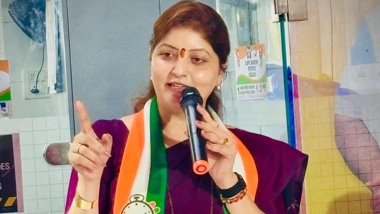 रुपाली चाकणकर या मूळच्या पुणे जिल्ह्यातील दौंड येथील आहेत. त्यांचे माहेरचे आडनाव धारगडे आहे. त्यांचे शिक्षण रयत शिक्षण संस्थेच्या साधना महाविद्यालयातून झाले. त्यांचा जन्म एका सामान्य मध्यमवर्गीय कुटुंबात झाला.