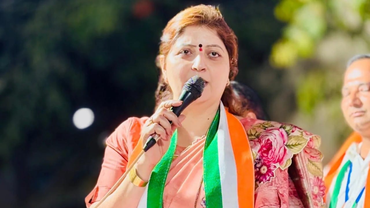 राज्य महिला आयोगाच्या अध्यक्षा आणि राष्ट्रवादी काँग्रेस अजित पवार गटाच्या फायरब्रँड नेत्या रुपाली चाकणकर सध्या एका मोठ्या वादात सापडल्या आहेत. सिन्नरचा कथित ज्योतिषी अशोक खरात याच्याशी असलेल्या संबंधांमुळे त्यांच्यावर टीकेची झोड उठली आहे.