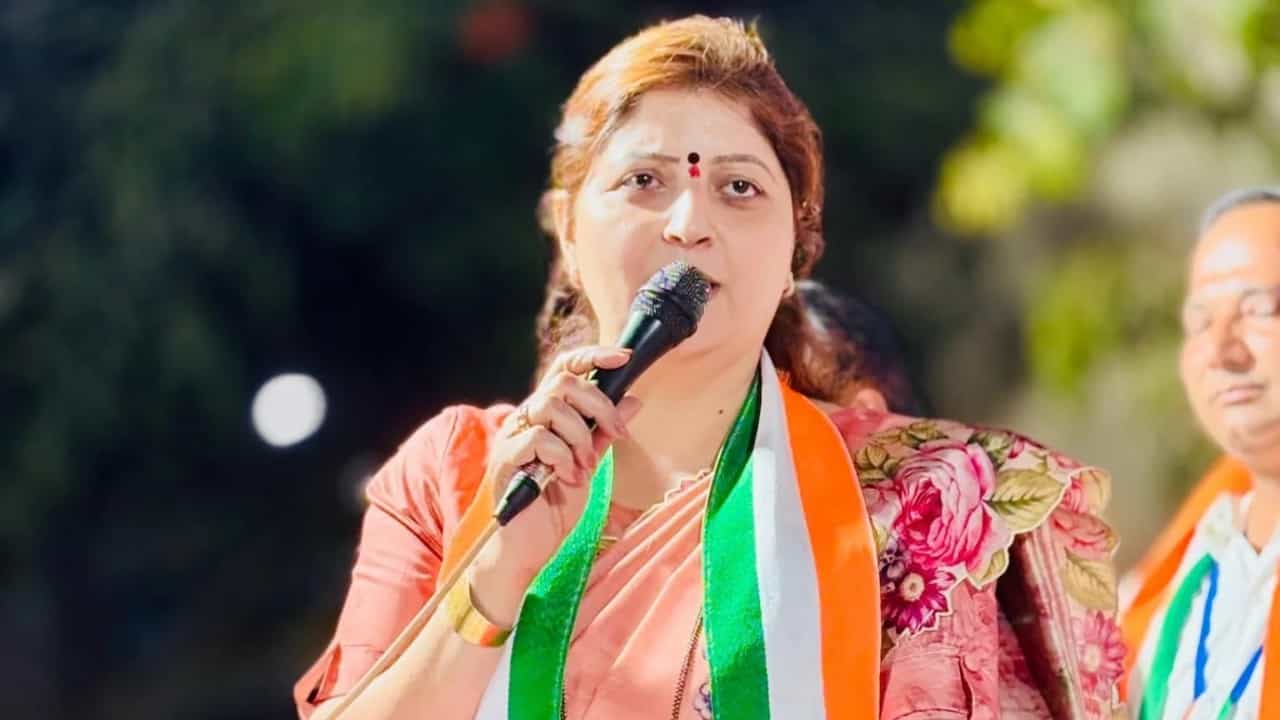 राज्य महिला आयोगाच्या अध्यक्षा आणि राष्ट्रवादी काँग्रेस अजित पवार गटाच्या फायरब्रँड नेत्या रुपाली चाकणकर सध्या एका मोठ्या वादात सापडल्या आहेत. सिन्नरचा कथित ज्योतिषी अशोक खरात याच्याशी असलेल्या संबंधांमुळे त्यांच्यावर टीकेची झोड उठली आहे.