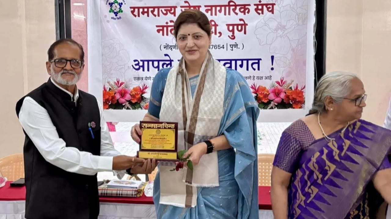 दरम्यान नाशिक जिल्ह्यातील सिन्नर येथील अशोक खरात याला पोलिसांनी महिला अत्याचाराच्या आरोपाखाली अटक केली आहे. खरात हा स्वतःला 'कॅप्टन' म्हणवून घेतो आणि अंकशास्त्राच्या आधारे भविष्य सांगतो. रुपाली चाकणकर या खरातच्या 'श्री शिवनिका संस्थान' या ट्रस्टच्या विश्वस्त आहेत.