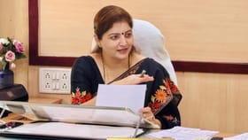 भोंदू बाबा खरात प्रकरणामुळे चर्चेत आलेल्या रुपाली चाकणकर कोण?.