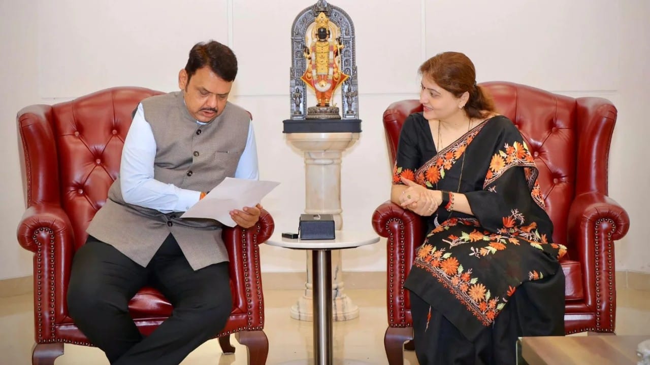 रुपाली चाकणकर यांच्या वक्तृत्व शैलीमुळे आणि आक्रमक स्वभावामुळे त्या अल्पावधीतच पक्षाच्या केंद्रस्थानी आल्या. खडकवासला येथील कामानंतर त्यांची नियुक्ती राष्ट्रवादी महिला काँग्रेसच्या पुणे शहराध्यक्षपदी झाली.