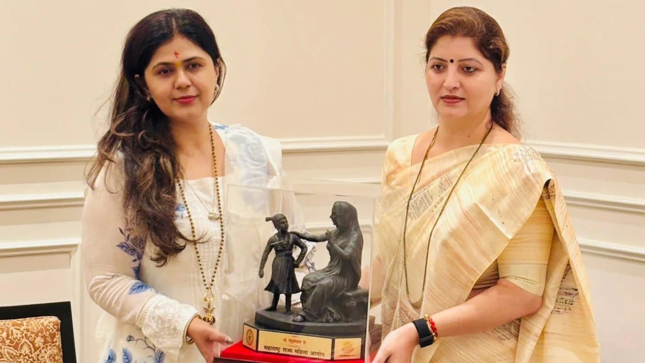 सासूबाईंच्या पावलावर पाऊल ठेवत रुपाली यांनी सार्वजनिक जीवनात रस घेण्यास सुरुवात केली. २००२ पासून त्यांनी सुमारे ६ वर्षे महिला बचत गटांच्या माध्यमातून ग्रामीण आणि शहरी भागातील महिलांना संघटित केले.