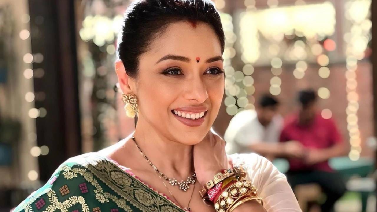 'अनुपमा' या मालिकेत भूमिका साकारणारी अभिनेत्री रूपाली गांगुली ही घराघरात लोकप्रिय आहे. मालिकेच्या एका एपिसोडसाठी ती तीन लाख रुपये फी स्वीकारत असल्याचं कळतंय. 
