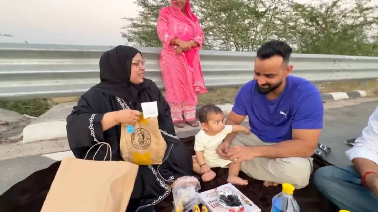 या प्रवासादरम्यान सबा, तिचा पती खालिद नियाज ऊर्फ सनी हे सूर्यास्ताच्या वेळी हायवेवर त्यांची कार थांबवतात. रमजानमध्ये सूर्यास्ताच्या वेळी रोजा सोडला जातो. याला इफ्तार म्हणतात. या इफ्तारसाठी सबा आणि तिचे कुटुंबीय हायवेच्या कडेला एक कापड अंथरून तिथेच इफ्तारसाठी बसतात. 
